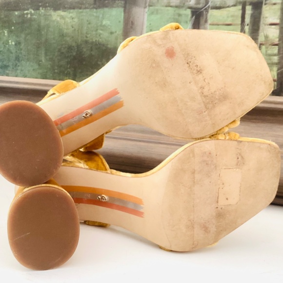 Sam Edelman Kia Block Heels Yellow Velvet Sandals Ankle Strap Buckle Size 8.5 - Picture 5 of 12